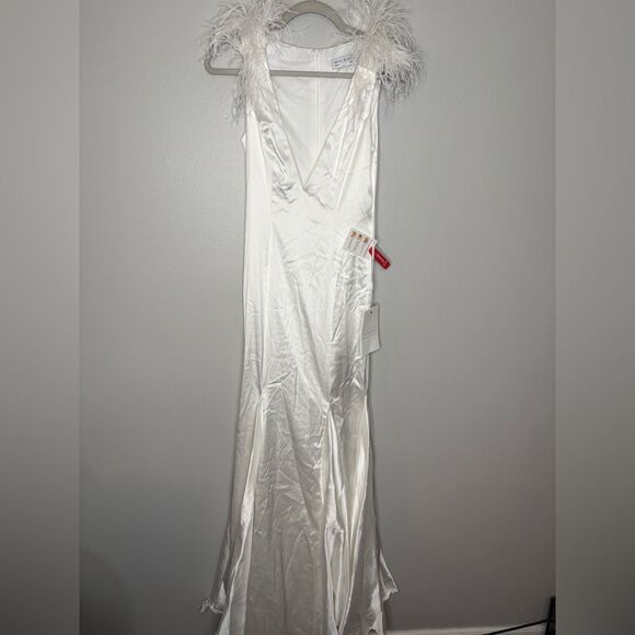 Mac Duggal Feather Shoulder V neck Sleeveless Gown NWT 68137 - Picture 6 of 8